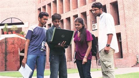 IIM Kozhikode extends full tuition fee waiver for top-ranked candidates