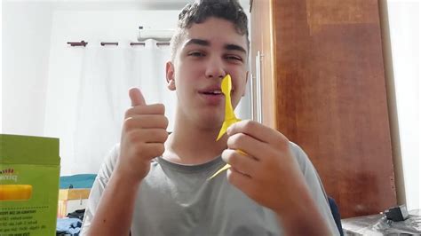 Drago ensinando como fazer um maginário(origami) com a forma do yellow do rainbow friends ...