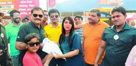 Actor Mushtaq Khan visits Handloom Handicraft Expo - The Hitavada