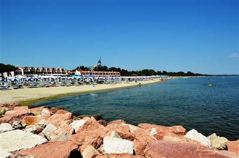 At the seaside with kids: 15 beaches for families in Italy