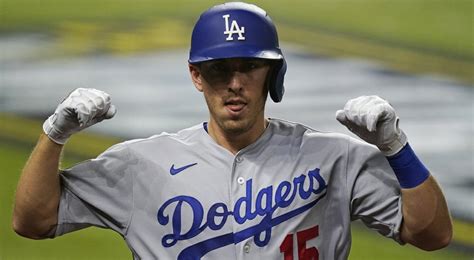 Dodgers catcher Austin Barnes agrees to two-year extension