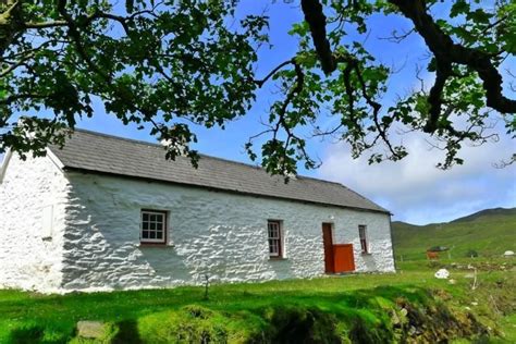 traditional Donegal coastal cottage in private location with great ...