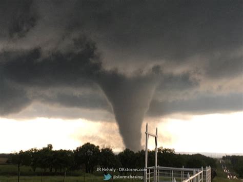 2 dead as tornadoes touchdown in rural Oklahoma - CBS News