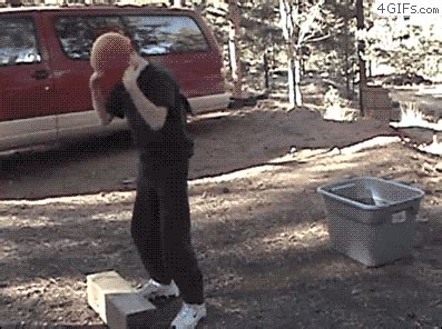 28 People Who Have Really Bad Timing | Funny gif, Funny people, Pranks