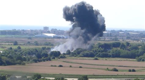 Graphic Video: Hawker Hunter jet crashes into cars at Shoreham Airshow ...