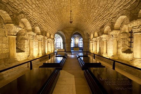 cathedral/crypte_basilique de St-Denis. Vraiment impressionnant autant de tombeaux. Près de 2000 ...