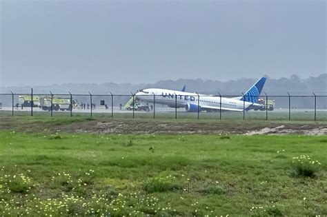 United B737 MAX Veers Off Runway with Gear Collapsed