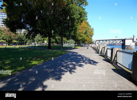 Waterfront park trail portland hi-res stock photography and images - Alamy