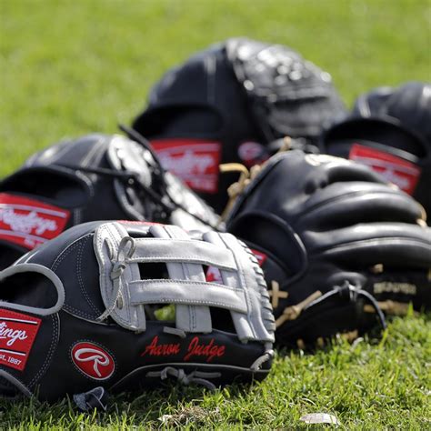 Best Baseball Gloves: A Guide of What Models the Top Pros Use | News ...