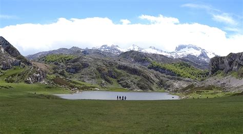 Hiking Around the Covadonga Lakes | rebeccasnyder.com