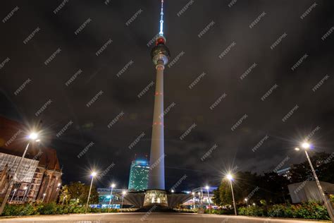 Premium Photo | Berlin tv tower at night