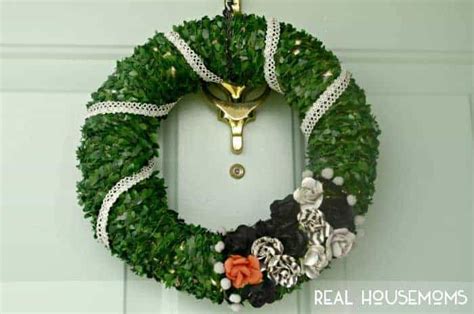 Simple Boxwood Flower Wreath ⋆ Real Housemoms