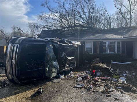 Tornado damages buildings, uproots trees in Alabama - WBBJ TV