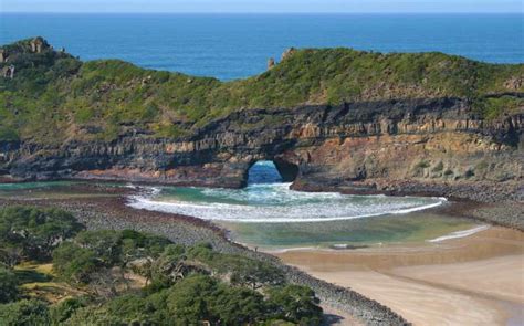 Hole-in-the-Wall Beach / Eastern Cape / South Africa // World Beach Guide