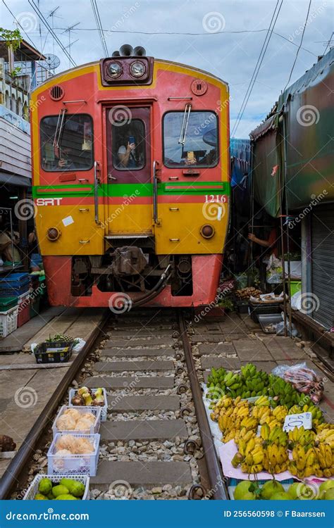 Maeklong Railway Market Thailand, Maeklong Railway Market with Train ...