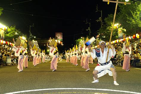 File:Awa-odori in Naruto City.jpg - Wikimedia Commons
