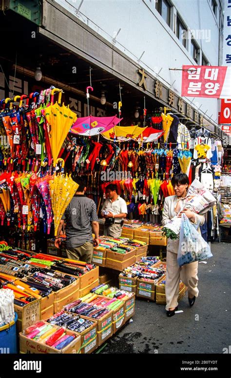 Korean umbrellas hi-res stock photography and images - Alamy