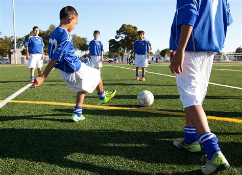 Soccer Skills - U-turn, Drag back, and sprint away - Coerver Coaching