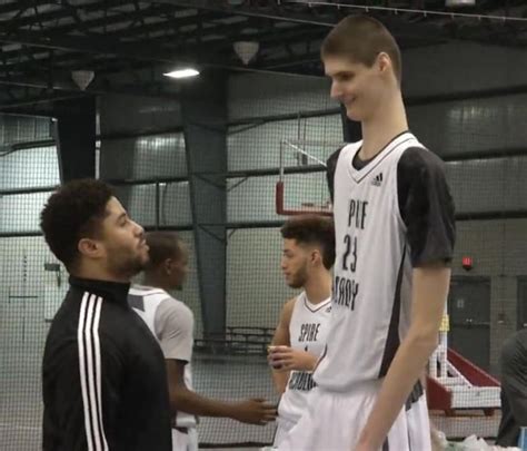 Robert Bobroczky Is So Tall He Doesn't Even Look Real | Others