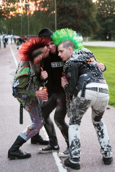 Male punks, trihawk, mohawk Alternative Outfits, Alternative Fashion, Rock Emo, Punk Guys, Punk ...