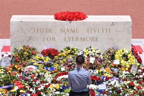 Australians pause for Remembrance Day's 99th anniversary | Daily Mail Online