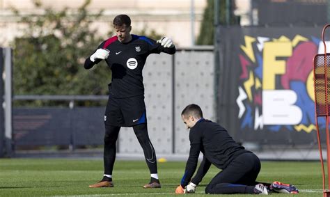 Wojciech Szczesny happy to cede position to Inaki Pena in Barcelona ...