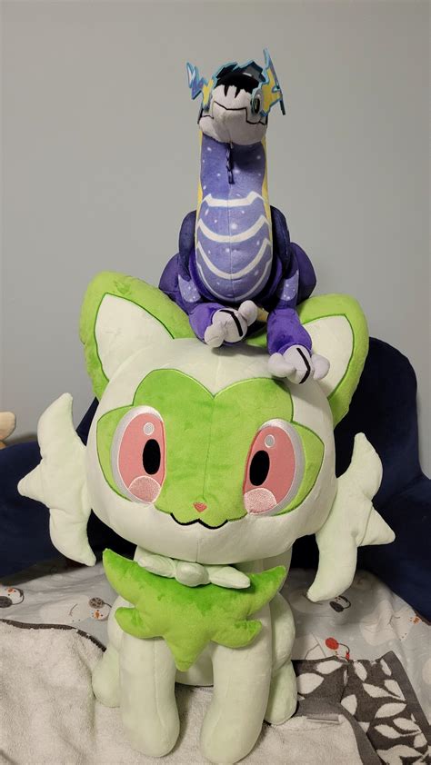 Sizzlipede, Chewtle, Clobbopus plush up on Pokemon Center! : r/pokeplush