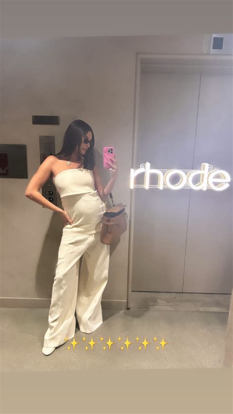 Hailey Bieber shares new photos of growing baby bump at Rhode ...