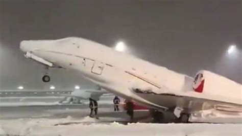 Private jet overturns under masses of snow at Munich Airport - aircraft out of service for a ...