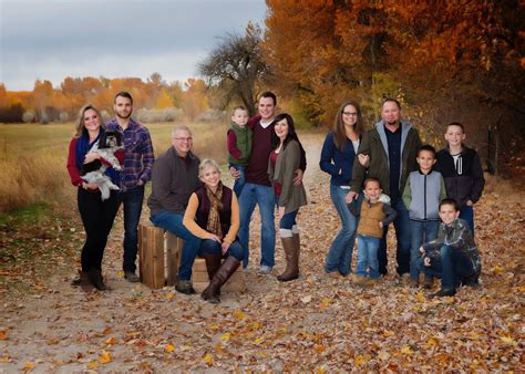 Extended Family Photography | b&b Photography | Family photoshoot poses, Extended family ...