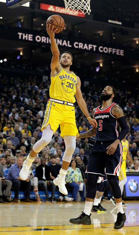 Stephen Curry pours in 51 points as Warriors rout Wizards