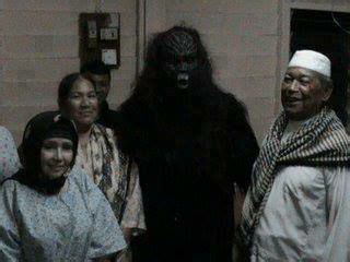 We compared employment benefits for Hantu Saka and pekerja asing. The hantu won