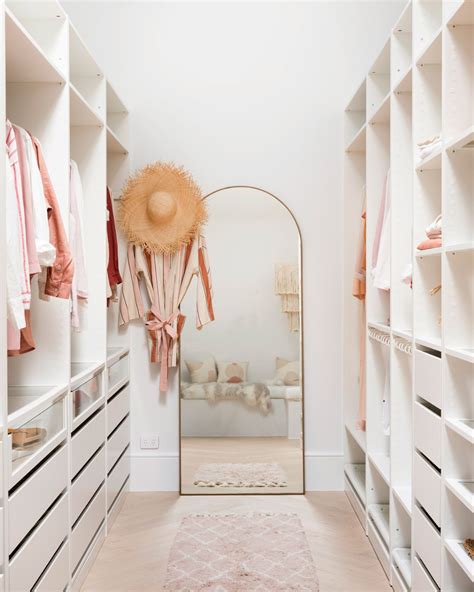 Walk-in Wardrobe: 9 Design Tips to Create a Luxurious Walk-in Wardrobe