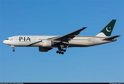 AP-BGL PIA Pakistan International Airlines Boeing 777-240(ER) Photo by ...