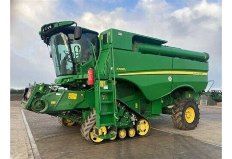 John Deere S680 Combine