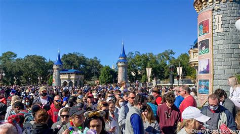 PHOTOS & VIDEOS: All Guests Can See the Christmastime Parade in Disney ...