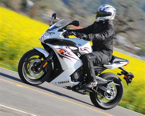 MOTORCYCLE REVIEW: 2009 Yamaha FZ6R, Frugal Fun - Women Riders Now