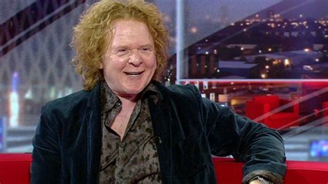 Mick Hucknall thanks Manchester for 'amazing start' - BBC News