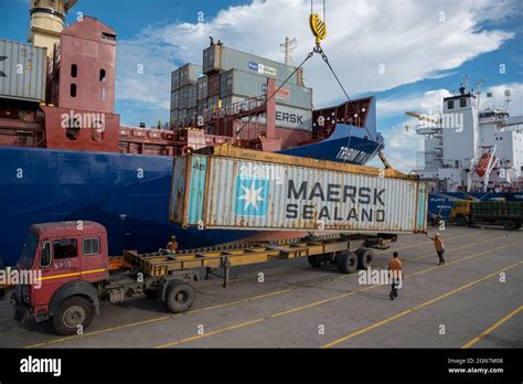 Loading truck bangladesh hi-res stock photography and images - Alamy