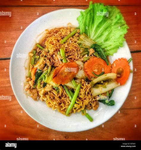 Cambodian fried noodles with chicken Stock Photo - Alamy