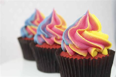 How to pipe a simple rainbow cupcake swirl - Cake Journal