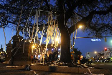 Toomer's Corner trees poisoning: Auburn working against odds to save 130-year-old live oaks | AL.com