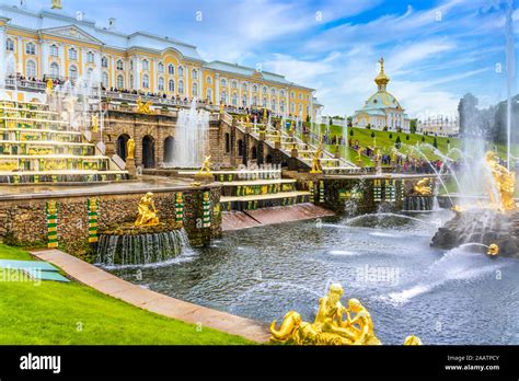 The gardens of Peterhof in Petergof, St. Petersburg, Russia Stock Photo - Alamy