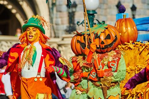 Spooktacular reasons to visit Disneyland Paris this Halloween! - Picniq ...