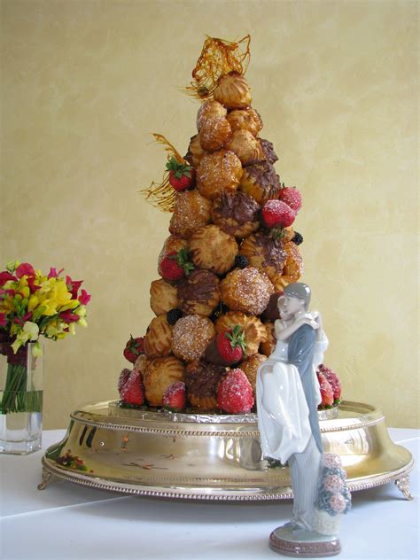 File:Croquembouche wedding cake.jpg - Wikimedia Commons