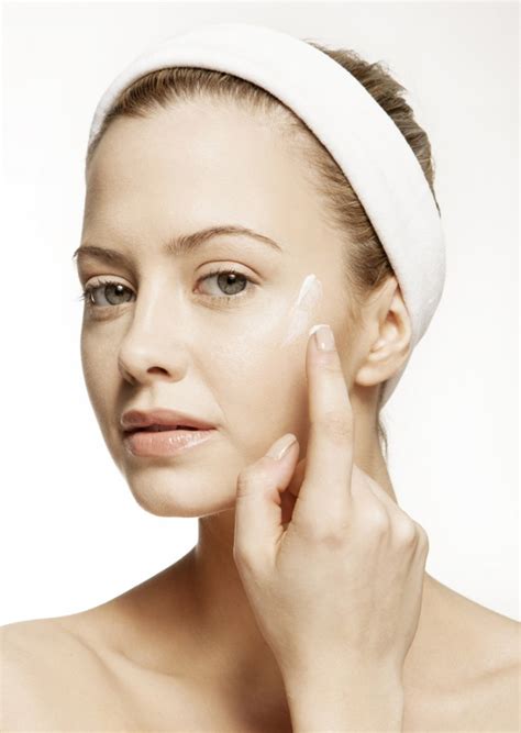 How to (Correctly) Apply Topical Acne Medication | StyleCaster