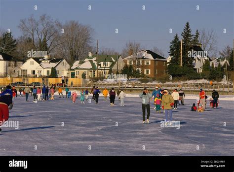 CANADA, ONTARIO, OTTAWA, PEOPLE ICE SKATING ON RIDEAU CANAL Stock Photo ...