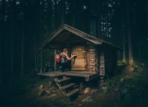 Kostenlose foto : Landschaft, Wald, Person, Licht, Frau, Nacht-, Sonnenlicht, Reise, Hütte, Log ...