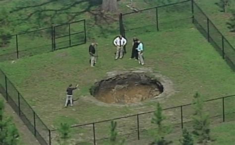 A massive sinkhole has reopened in Florida, two years after it swallowed a local man | Inhabitat ...