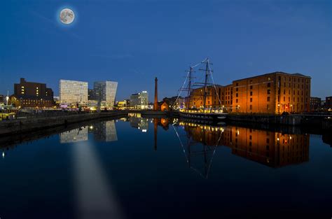 Albert dock at night by Rob Mercer - Photo 97268945 / 500px